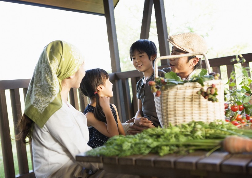 一家人野外旅游的圖片