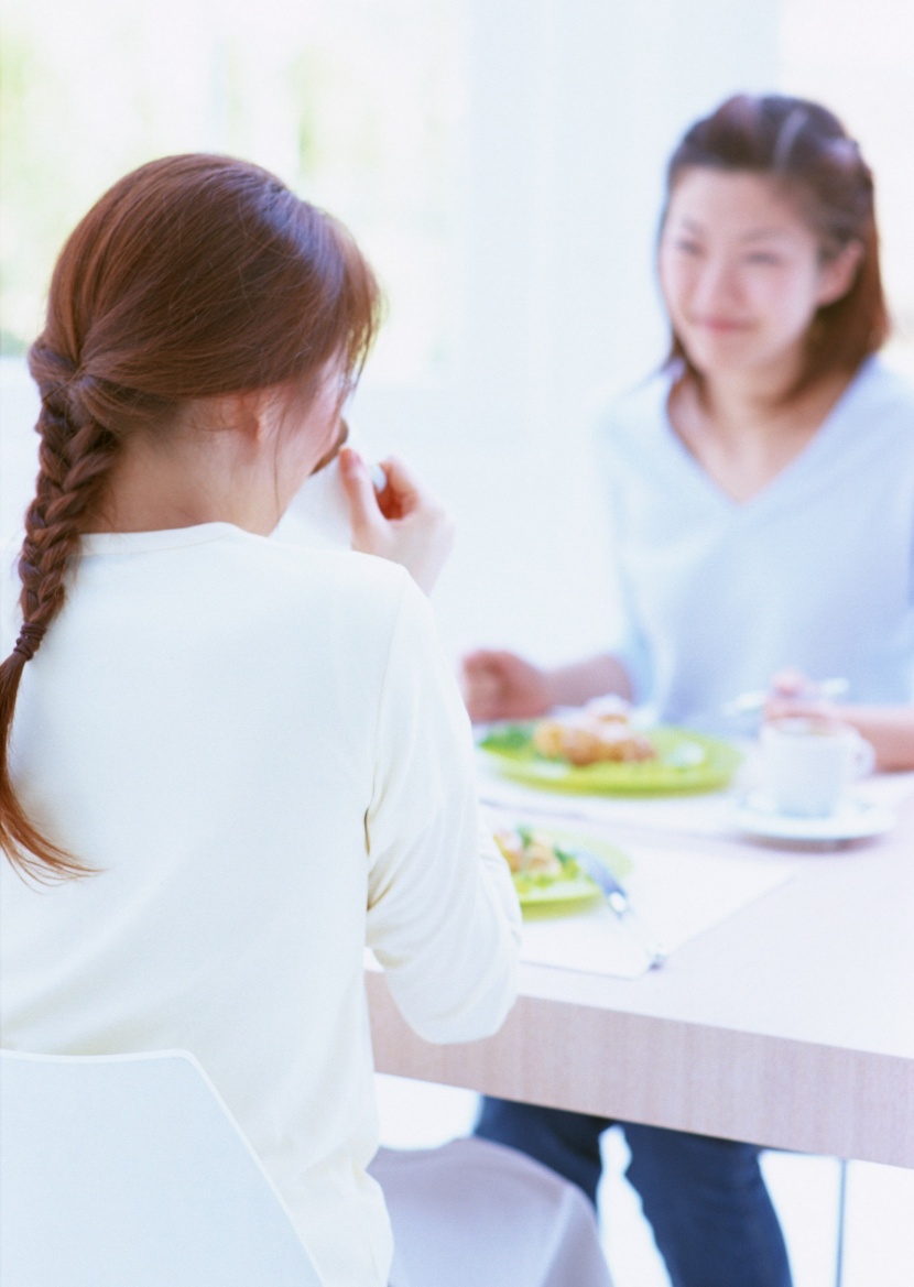 厨房里的女人图片