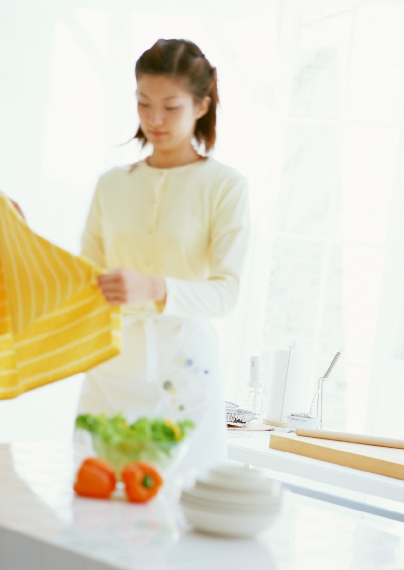 厨房里的女人图片