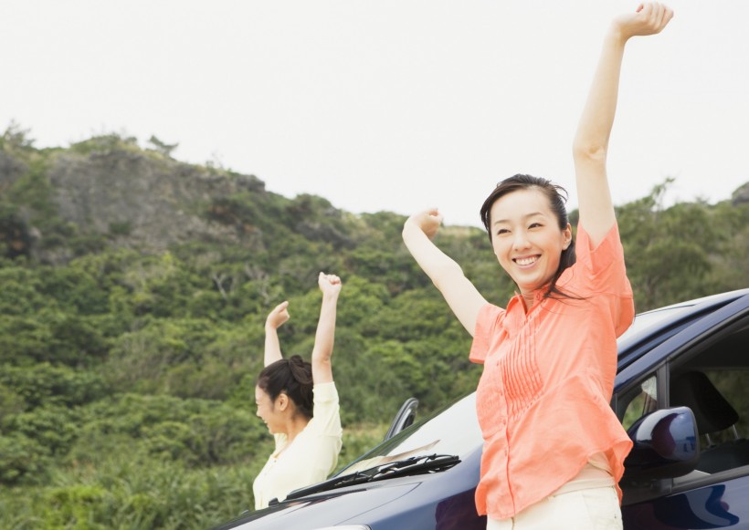 駕車出游的年輕人圖片