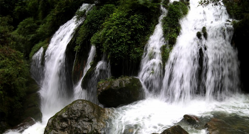 四川黄龙飞瀑风景图片