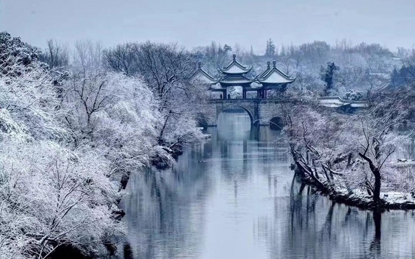 江苏扬州瘦西湖唯美冬日雪景图片