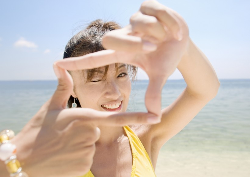 海滩泳装少女图片