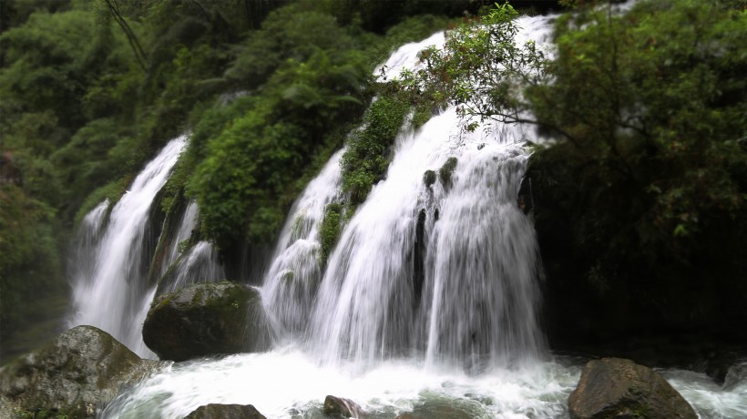 四川黄龙飞瀑风景图片