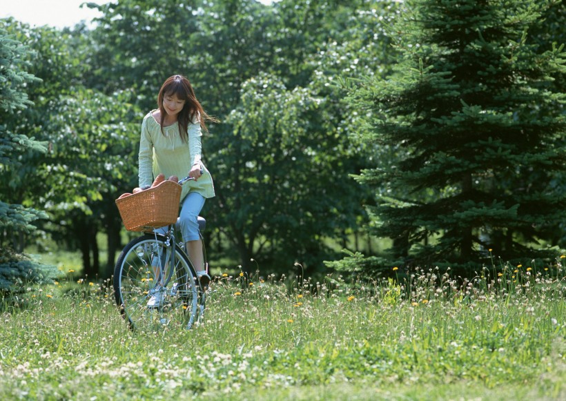 女孩騎車的活力圖片