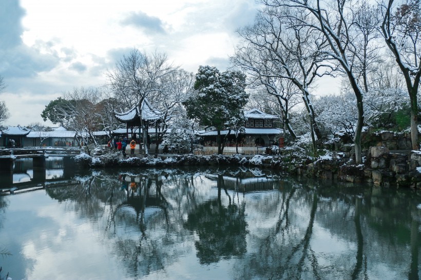 江苏苏州拙政园雪景图片