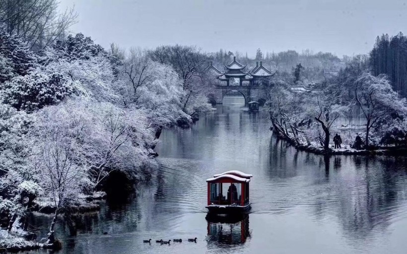 江苏扬州瘦西湖唯美冬日雪景图片