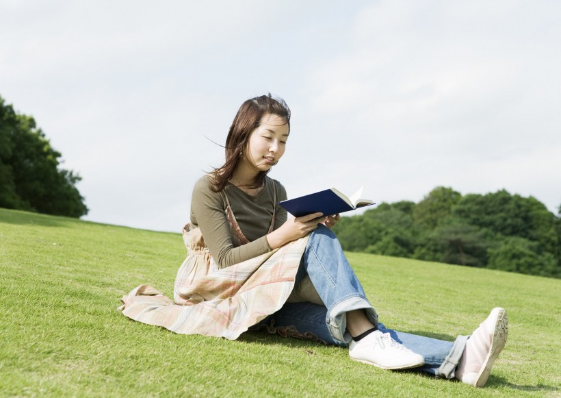 郊外散心的大学生