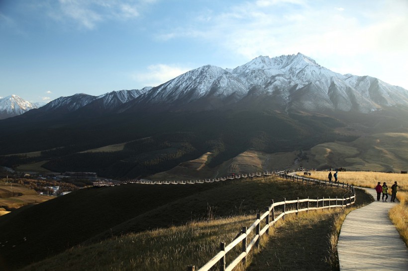 青海卓尔山风景图片