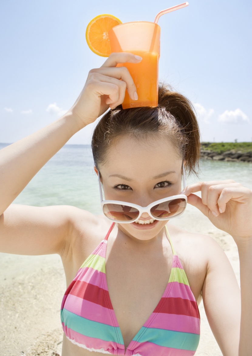 海滩泳装少女图片