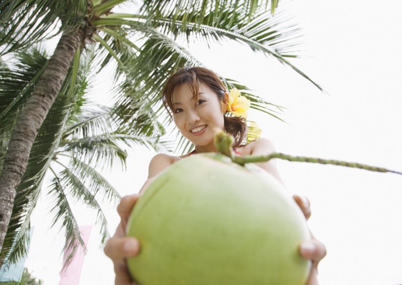 海滩泳装少女图片