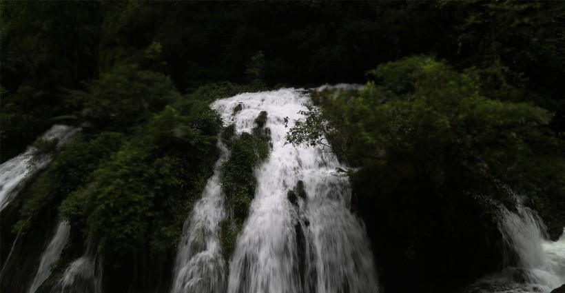 四川黄龙飞瀑风景图片