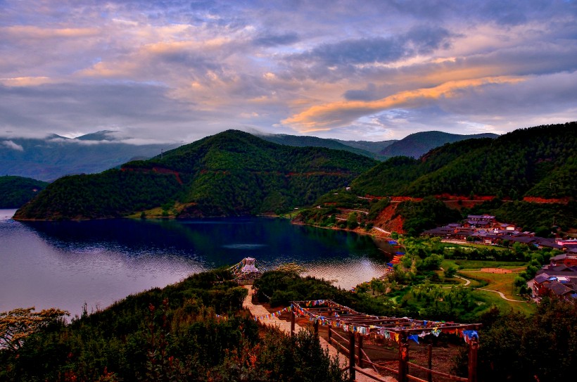 云南泸沽湖风景图片