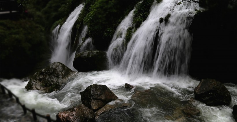 四川黄龙飞瀑风景图片