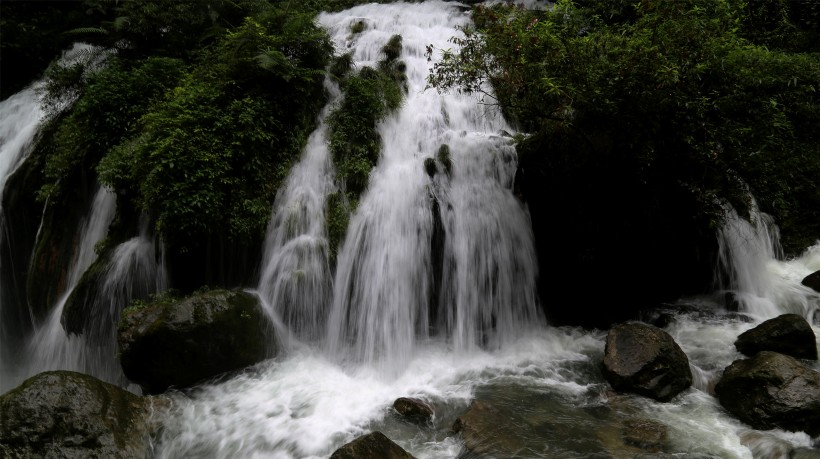 四川黄龙飞瀑风景图片