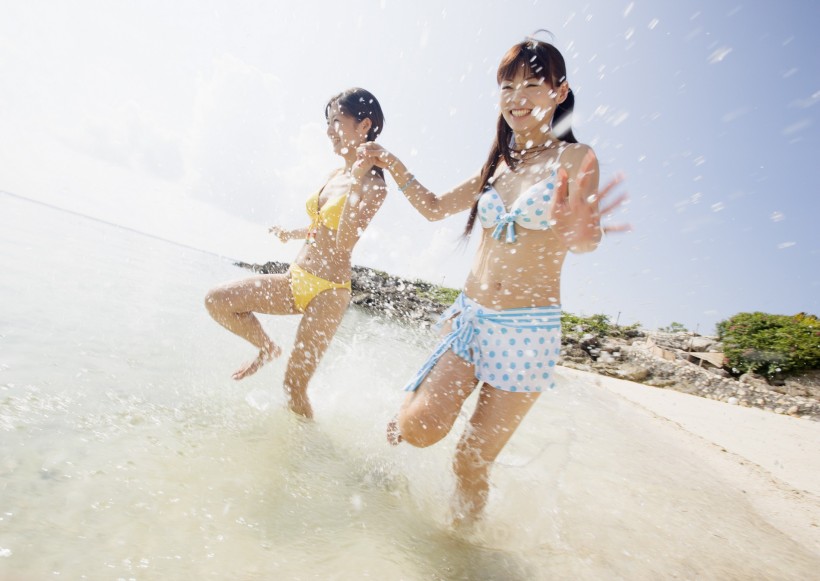 海滩泳装少女图片