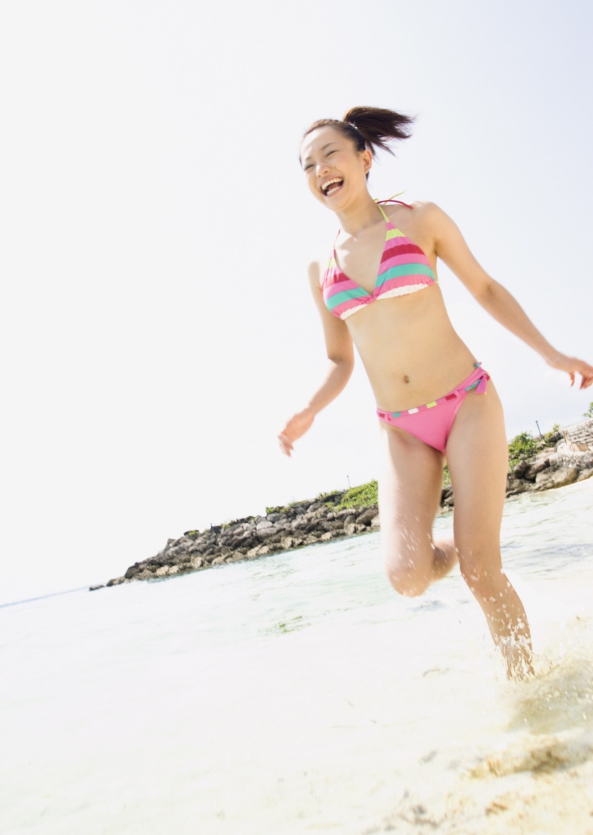 海滩泳装少女图片