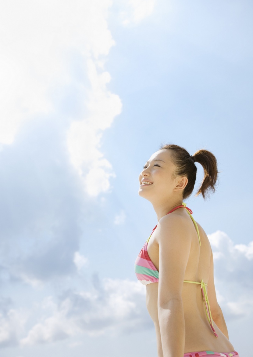 海滩泳装少女图片