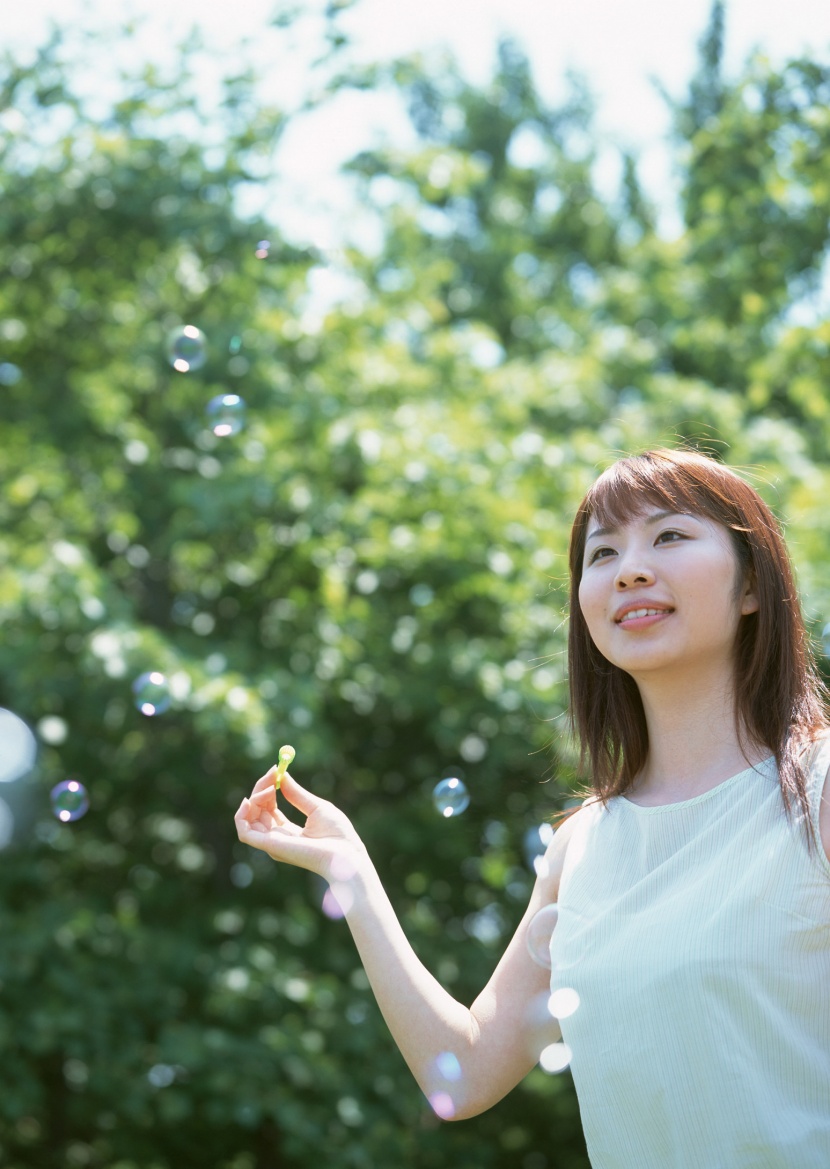 女孩与自然结合图片