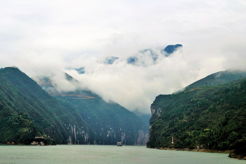 重庆长江三峡云雾风景图片