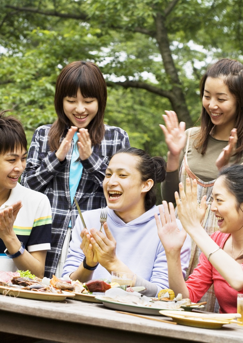 大学生在外自助烧烤图片