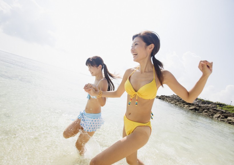 海滩泳装少女图片