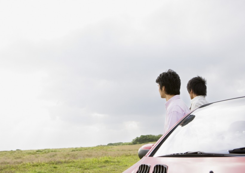 駕車出游的年輕人圖片