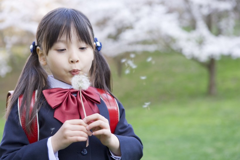 小学生放学的路上图片