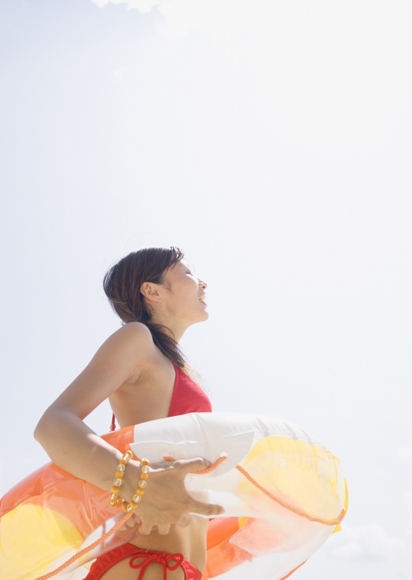 海滩泳装少女图片