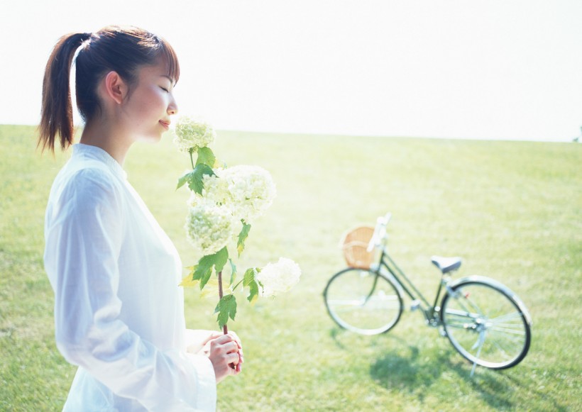 女孩騎車的活力圖片