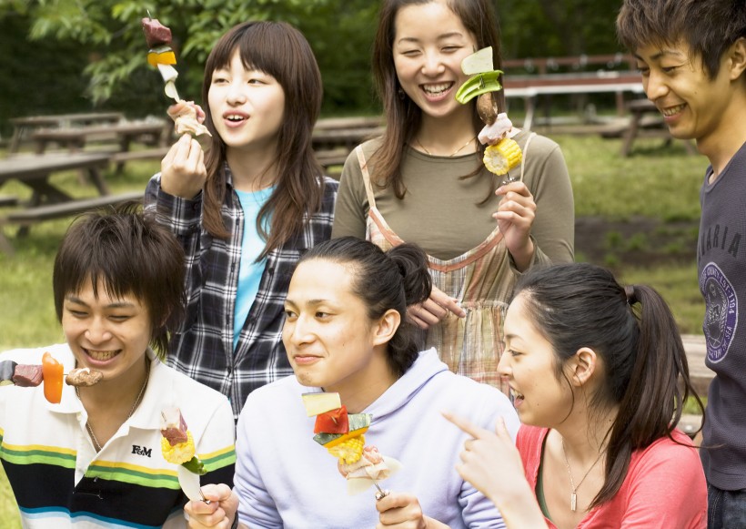 大学生在外自助烧烤图片