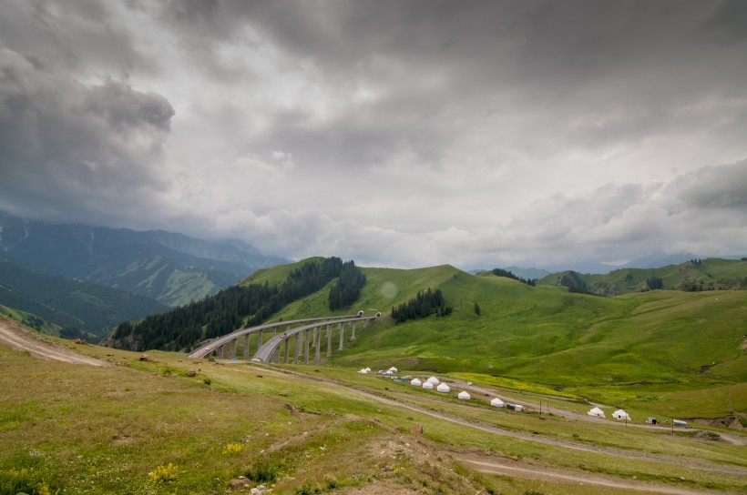 新疆天山牧场风景图片