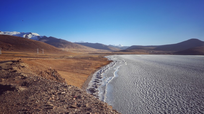 西藏冬日少女湖普姆雍措风景图片