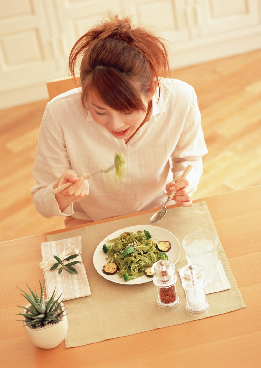 厨房里的女人图片