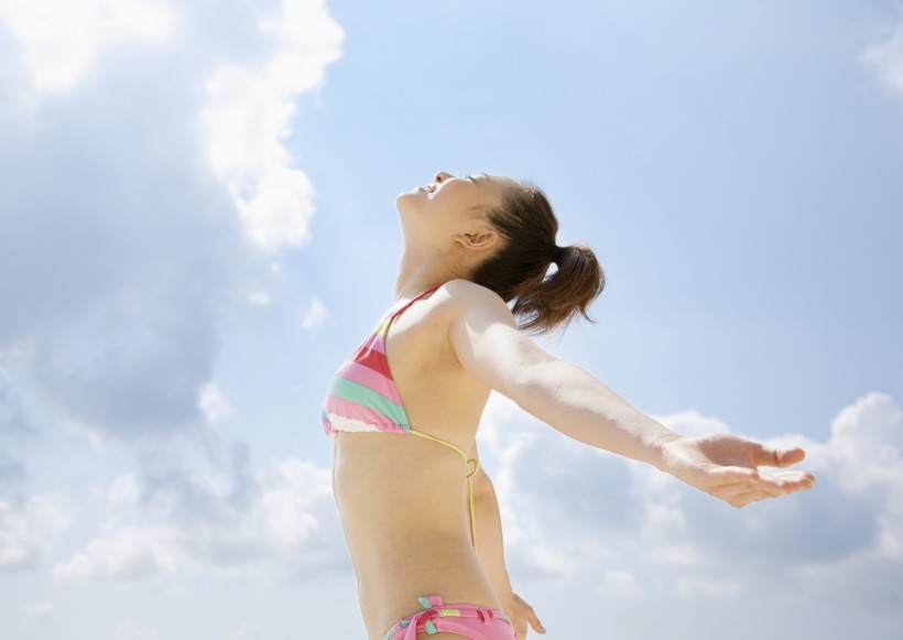 海滩泳装少女图片