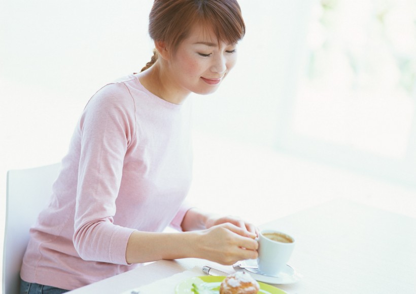 厨房里的女人图片