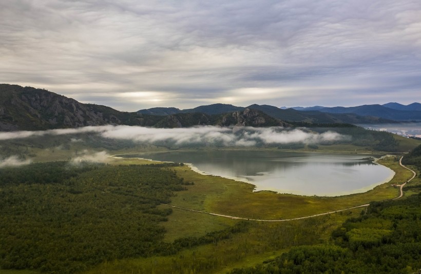内蒙古阿尔山天池风景图片