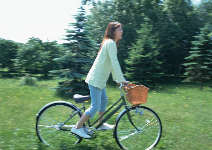 女孩騎車的活力圖片