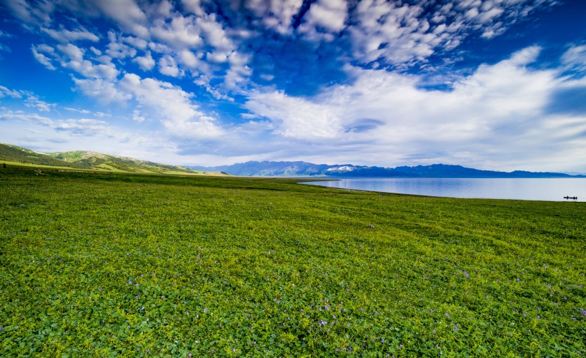 新疆赛里木湖风景图片