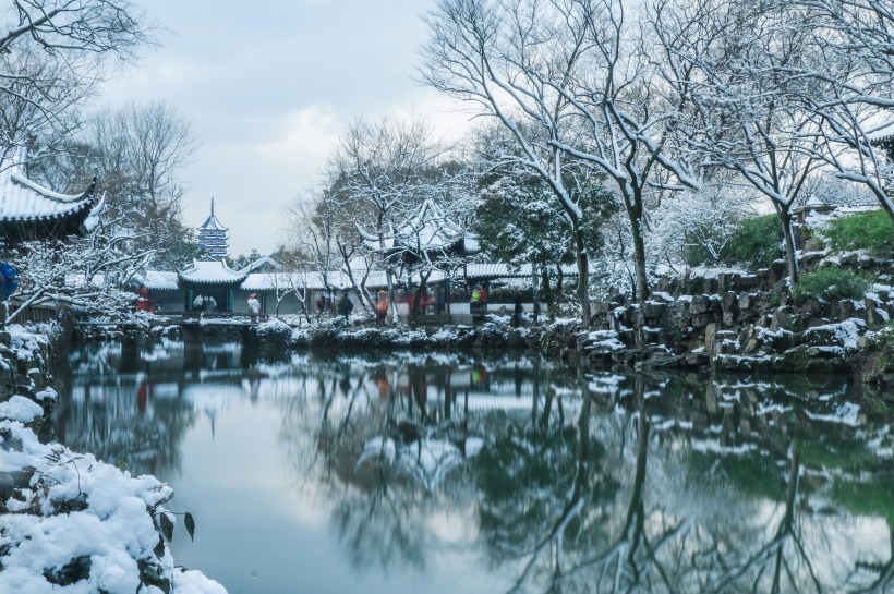 江苏苏州拙政园雪景图片