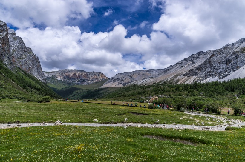 盛夏的四川稻城亚丁风景图片