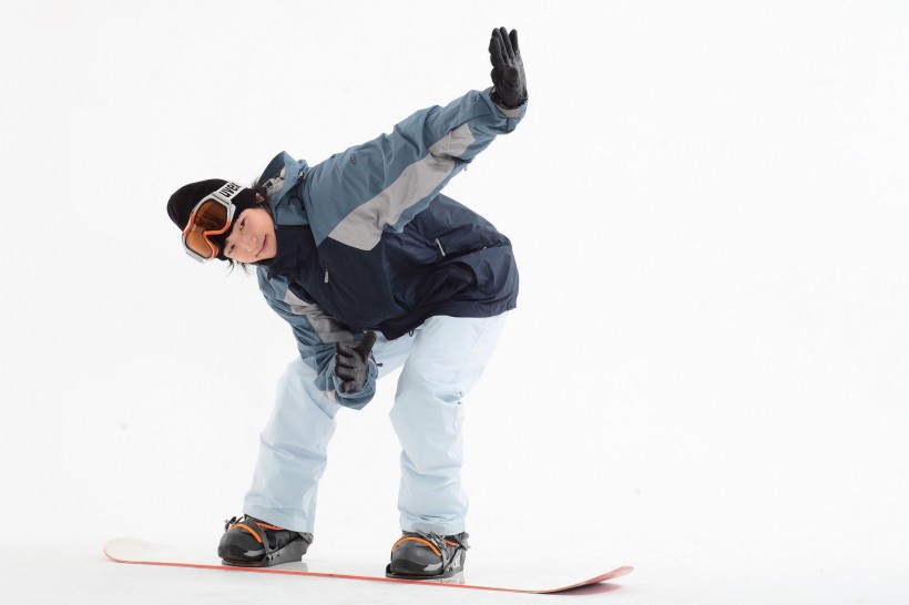 冬季休闲运动男性滑雪图片