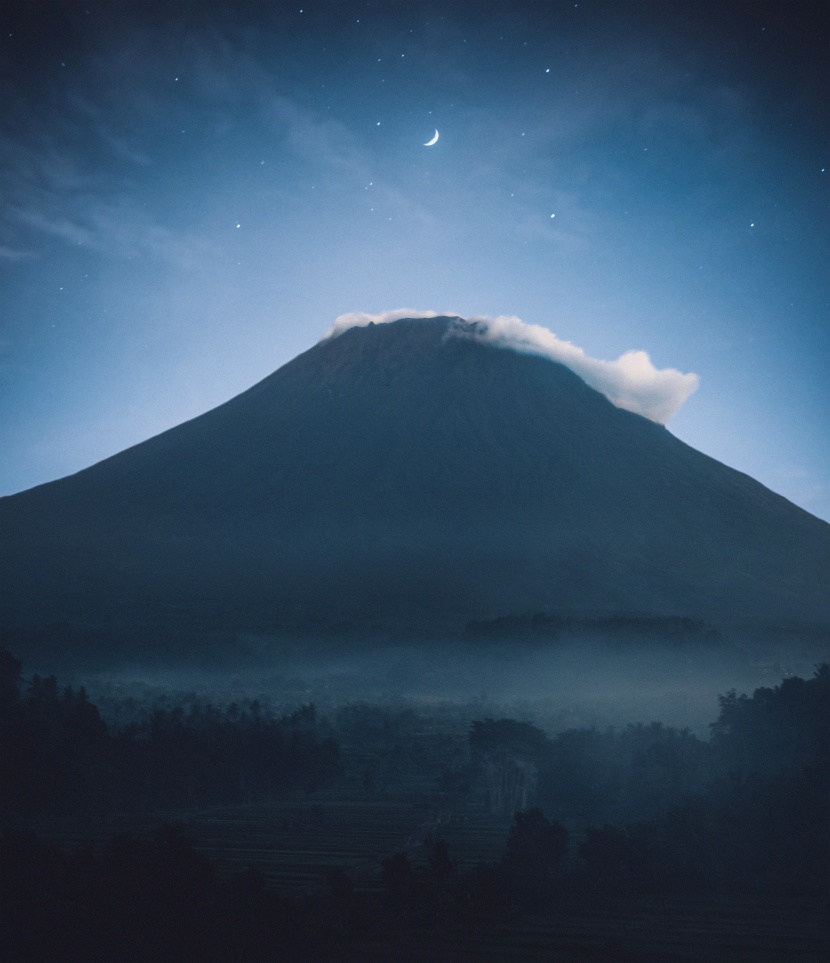 雾气蒸腾的火山图片