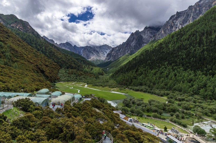 盛夏的四川稻城亚丁风景图片