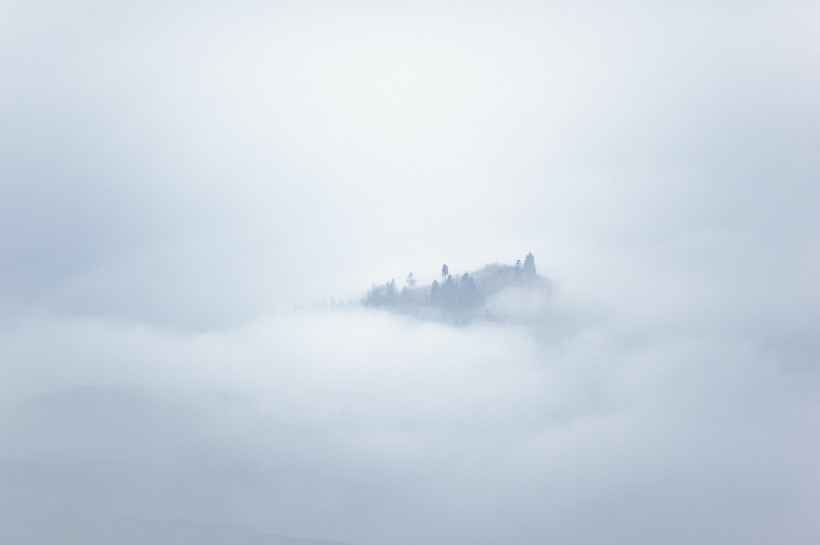 白色蒸腾的雾风景图片