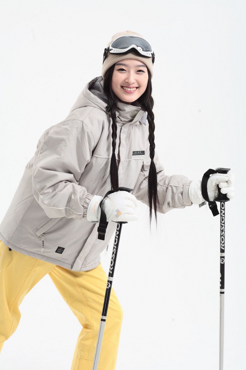 冬季休閑女性滑雪圖片