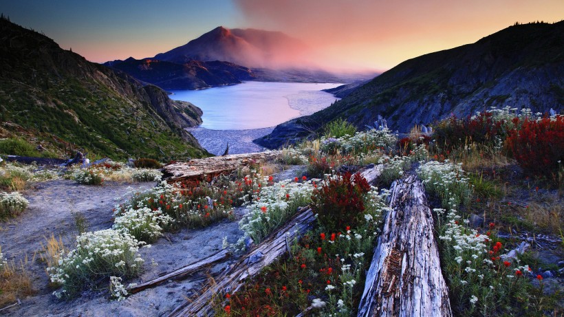 火山口上的湖泊风景图片