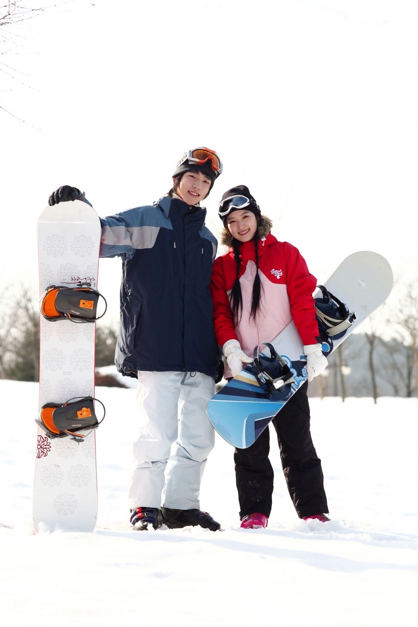 冬季休闲滑雪情侣图片