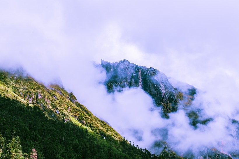 四川贡嘎山的山水风景图片