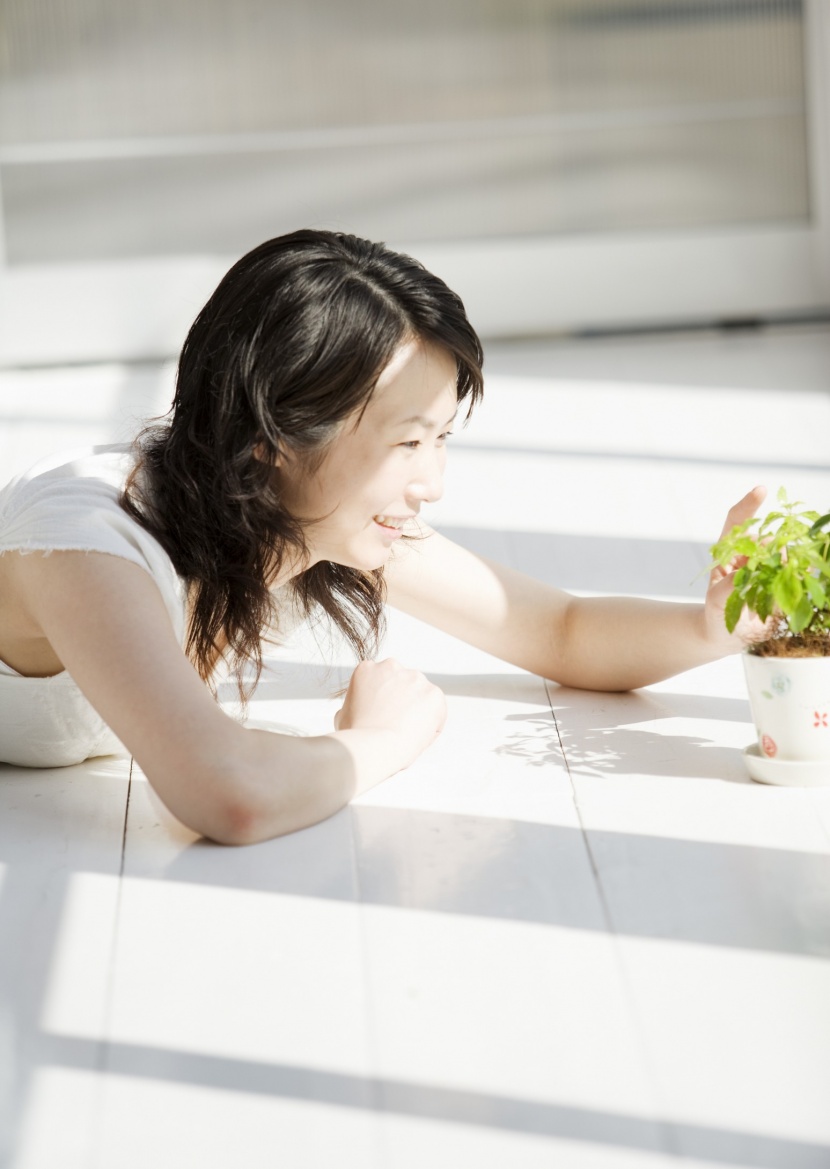 女孩的休闲生活图片